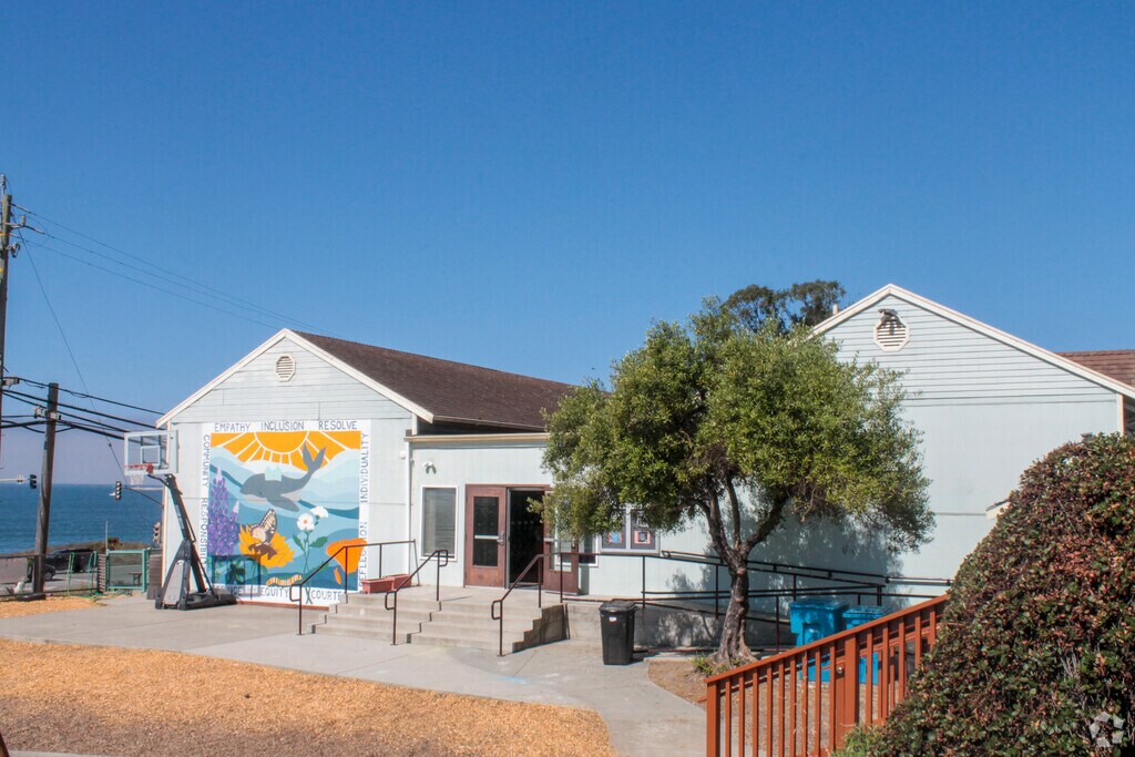 Wilkinson School provides private education in the neighborhood of 
El Granada