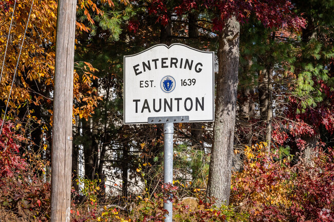 Discover the delightful town of Oakland in Taunton, rich in vibrant colors and history.