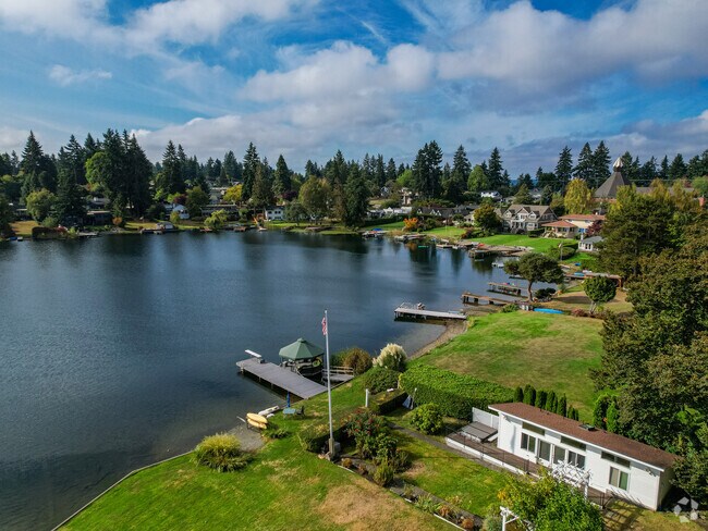Lakefront homes in Lake Burien are perfect for hosting guests.