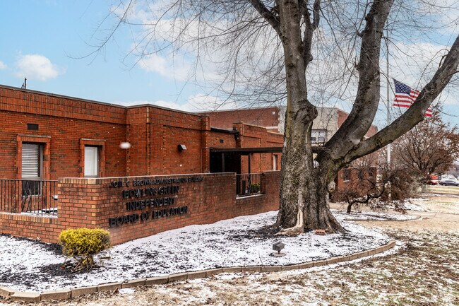 Bowling Green is home to the Bowling Green Independant School board.