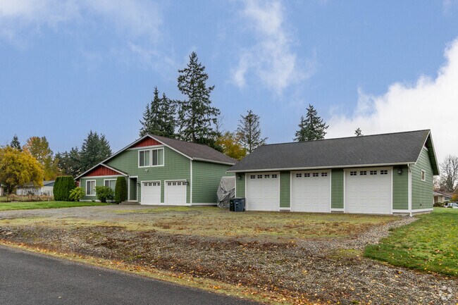 Many homes in Summit Puyallup utilize their large lots to build expansive garage space.