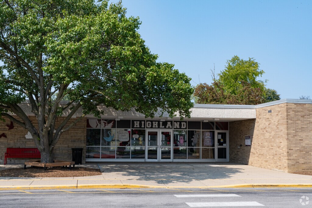 Highland Elementary School
provides education to residents in the neighborhood of Sylvania, Ohio