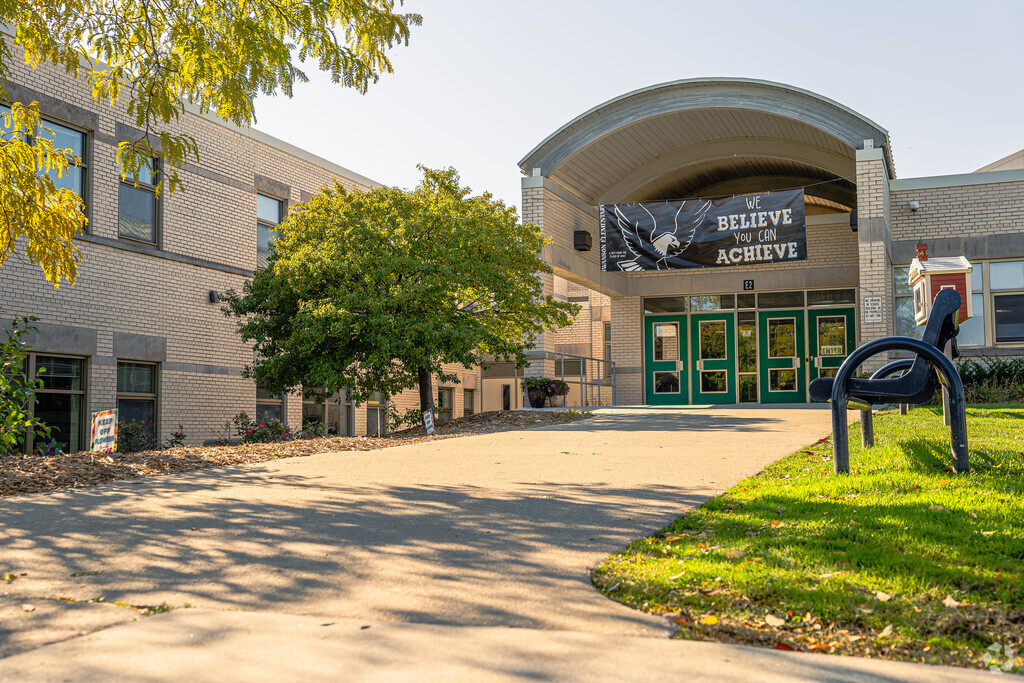 Swanson Elementary School provides education in the neighborhood of 
Brookfield.