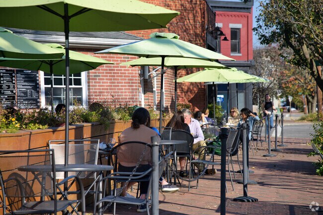 Union Market offers delicious food and pleasant outdoor dining in Shockoe Bottom.