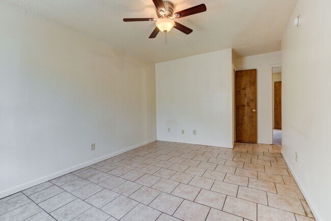 The View: 1 & 2 Bedroom Apartments with All Inclusive Utilities Option, Fort Smith, AR 72901 - photo 6