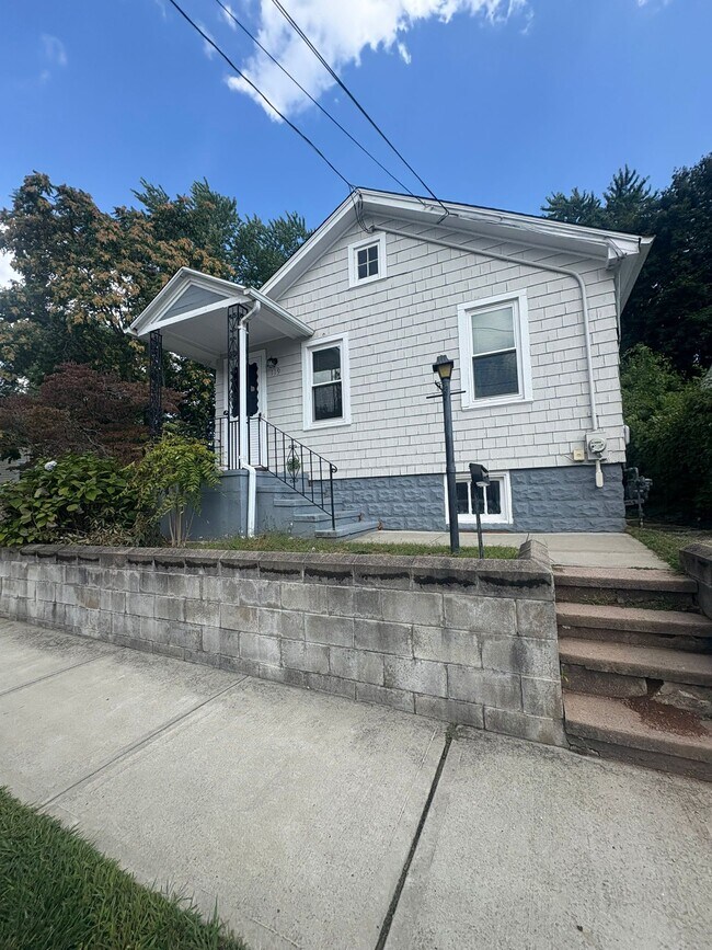 119 Warner St, Hamden, CT 06514