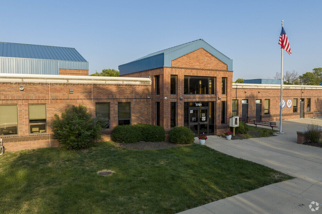 Primary school students in Lee's Summit can attend Chapel Lakes Elementary School.