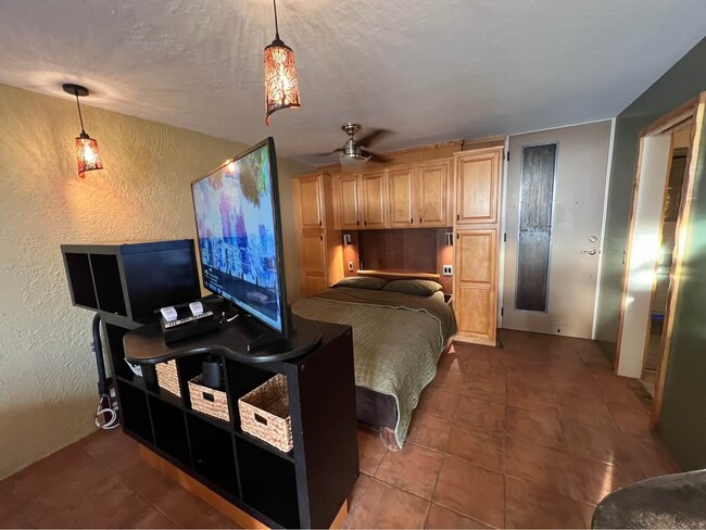 Queen bed w/storage