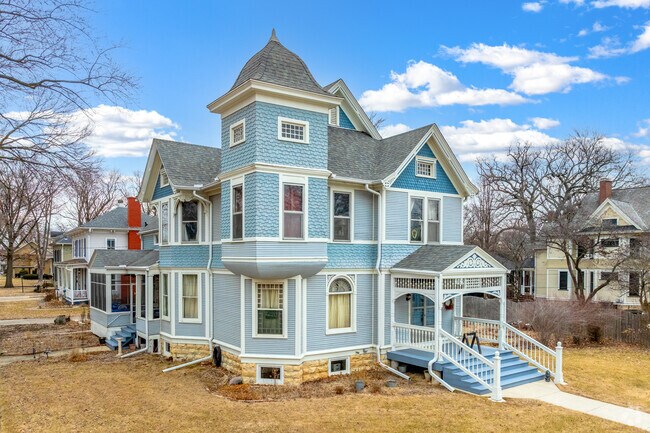 Downtown Ottawa features many homes from the 1800s.