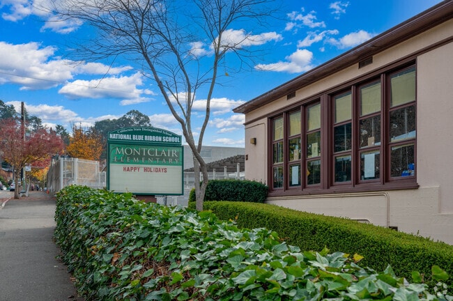 Montclair Elementary School is located in Oakland, CA.