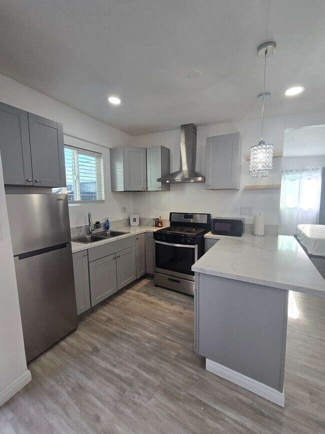 1943 Claudina Ave unit Back house, Los Angeles, CA 90016 - photo 5