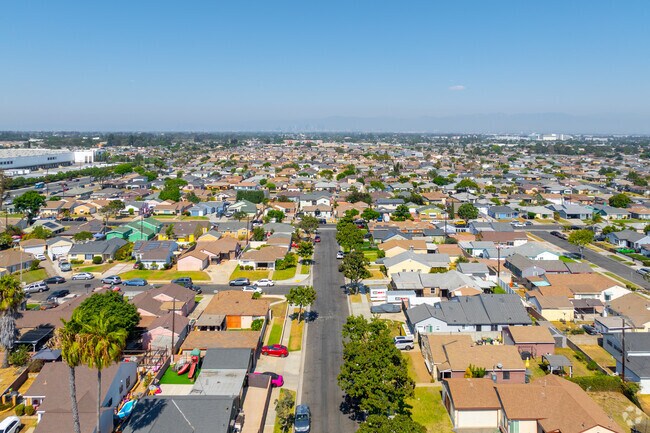 Compton has temperatures in the 60s and 70s for most of the year, with warm summers.