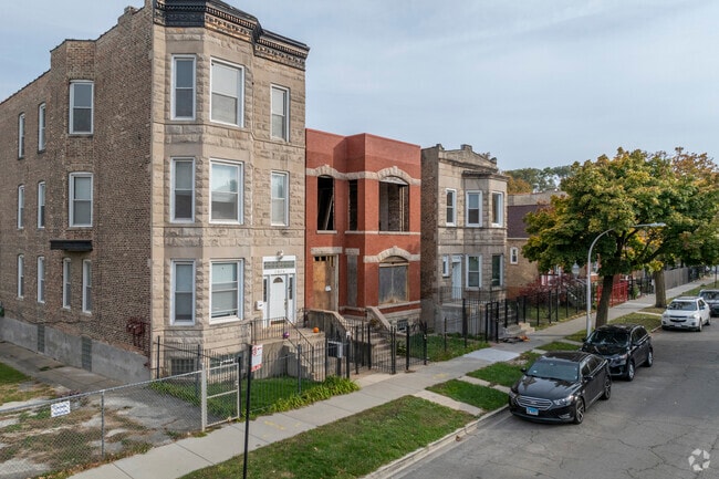 Homes in Garfield Park range in size and shape.