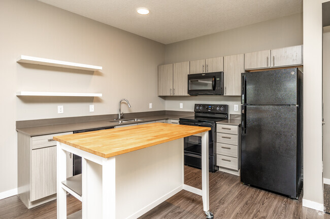 2BR, 2BA - Channel/980 SF