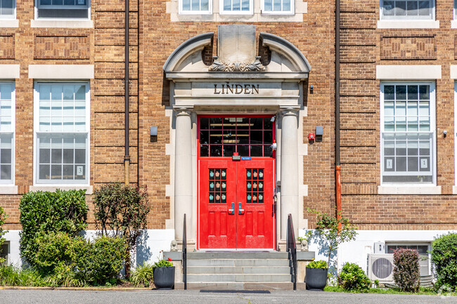 The student population at Linden Avenue School is 51% female and 49% male.