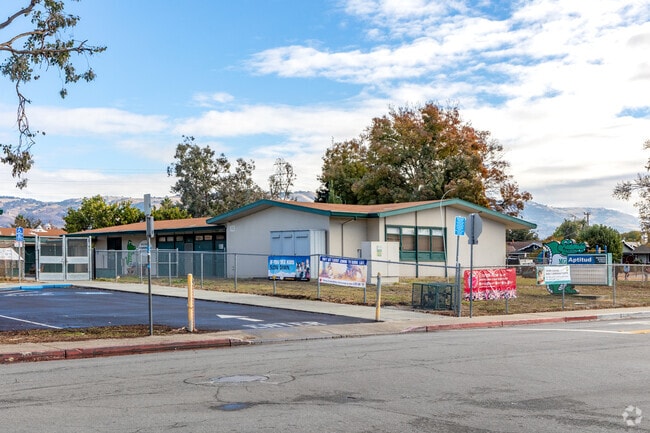 Courses in Reading, Writing, and Literature are available at Aptitud Community Academy At Goss.