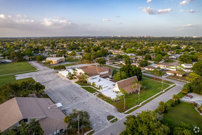 Sunshine Academy at Bradenton prepares students with the knowledge and skills they need.