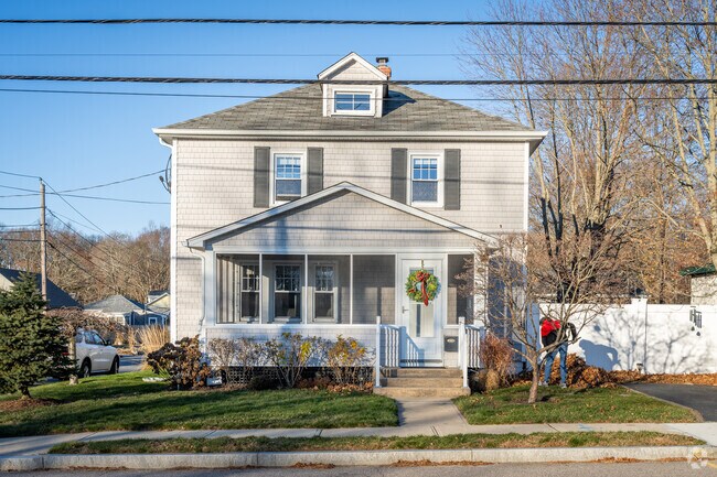 Explore colonial revival architecture in the picturesque Bay Spring neighborhood of RI.