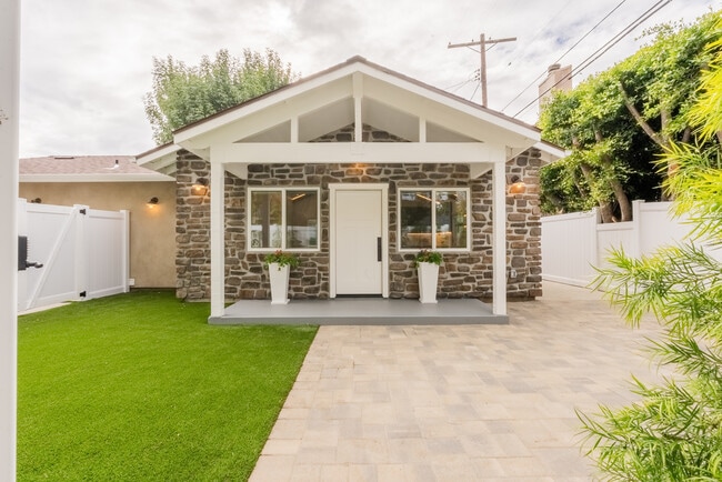 14902 Hesby St, Los Angeles, CA 91403 - photo 3