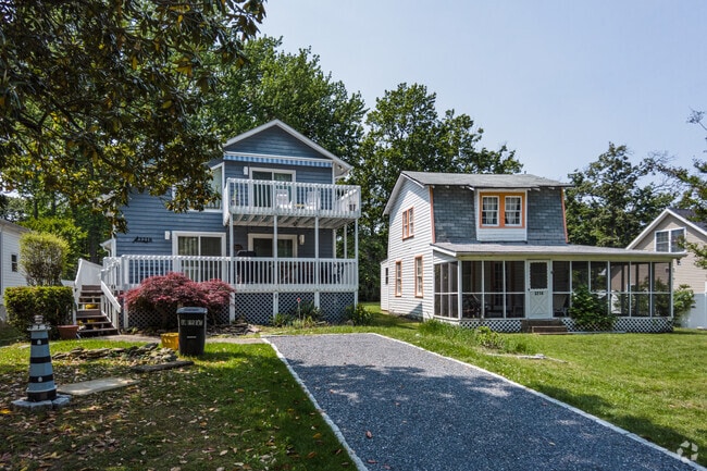 Homes range in size and shape throughout Highland Beach.