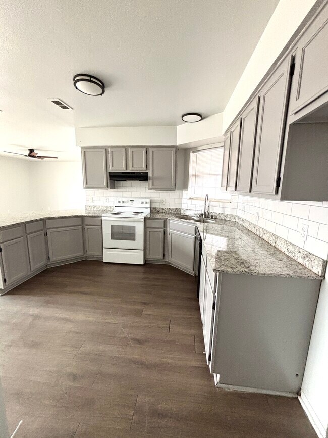 2839 Adrian Ave unit B, Springdale, AR 72764 - photo 4