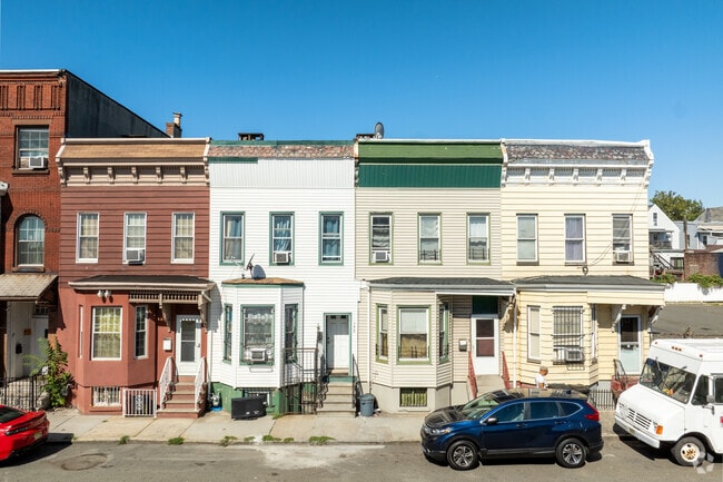 Italianate-style townhouses line the streets of Mount Pleasant-Lower Broadway.