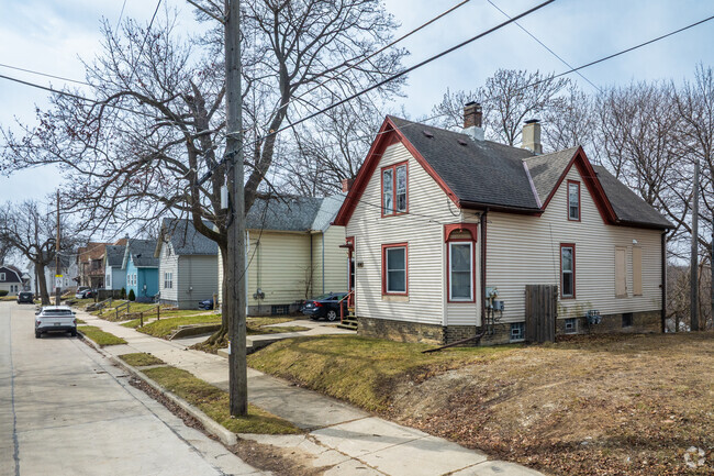 Riverview has tree-lined streets and sidewalks for pedestrians.
