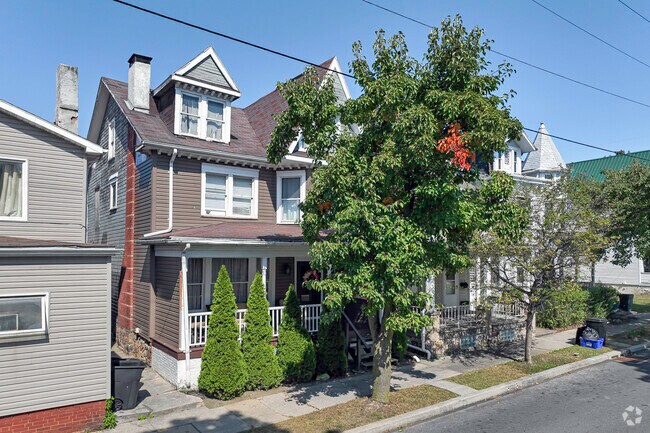 Many different styles of single family homes make up much of the Sixth Ward community.