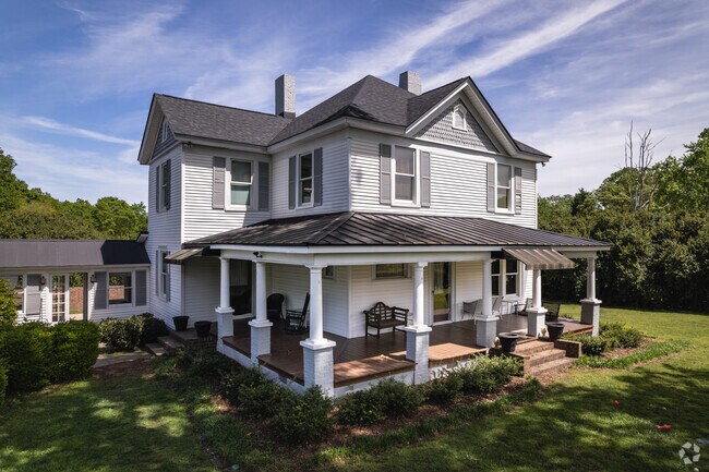 Colonial-style homes in Fountain Inn are beautiful.