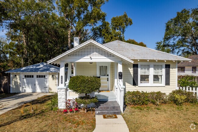 Cozy Craftsman bungalows are very sought after in Mount Dora, it adds to the charm of the City.