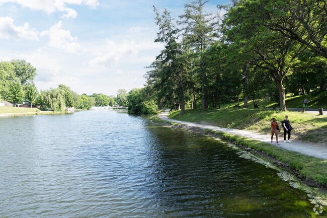 Washington Park’s lake paths offer a peaceful loop minutes from Helderberg.