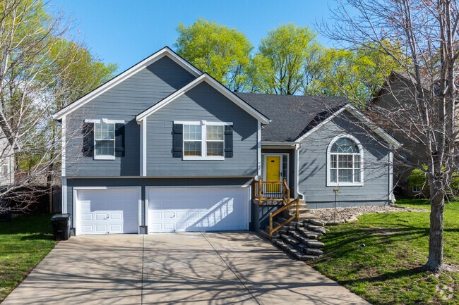 Split-level homes in Pleasant Hill offer 3-4 bedrooms and 2-3 car garages.