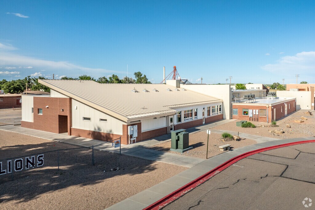 As a National Blue Ribbon–winning Title I school, Swink Elementary emphasizes social‑emotional learning and family engagement.