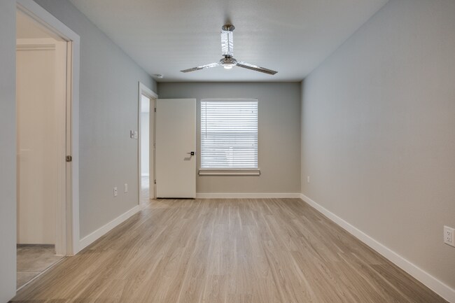 3328 Cedarplaza Ln unit 222, Dallas, TX 75235 - photo 6