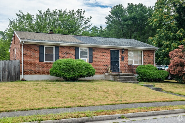 Many ranch homes line the neighborhood streets of Gainsboro.