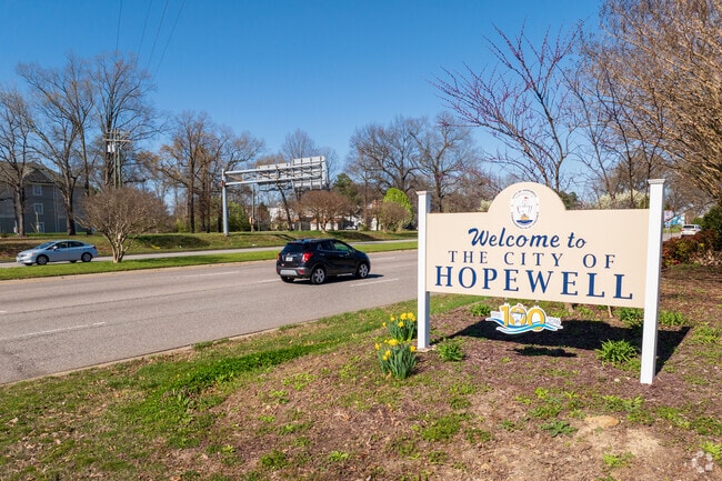 Hopewell is close to Fort Gregg-Adams, shopping and the Appomattox River.