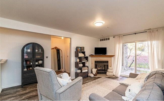 867 Amanda Ln, Pontiac, MI 48340 - photo 3