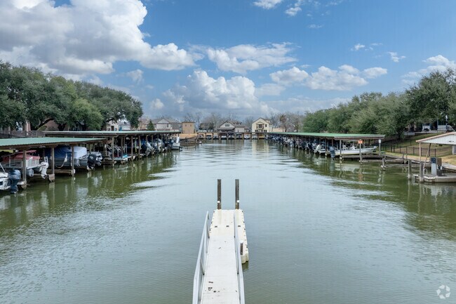 Beacon Bay Marina offers boat access and waterfront reaction in West Livingston.