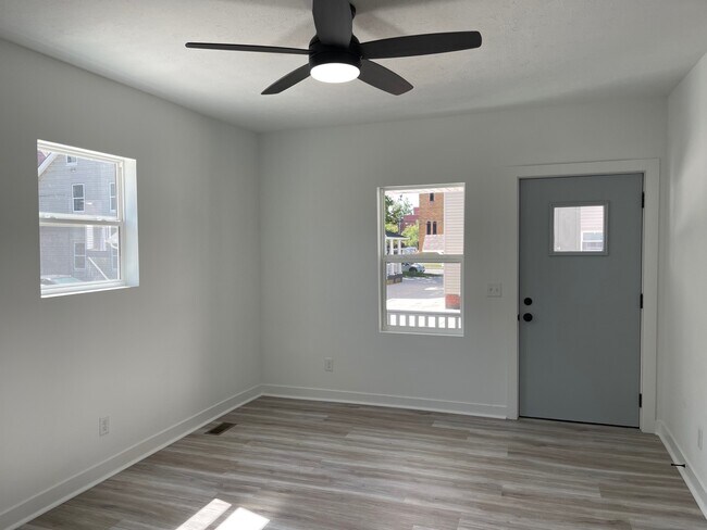 2275 W 11th St unit Up, Cleveland, OH 44113 - photo 5