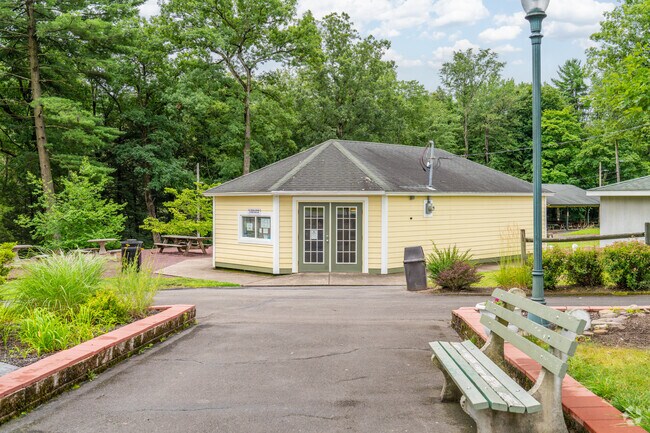 Eurana Park includes a snack bar that serves ice cream, hamburgers, and other treats.