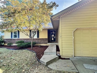 1121 NE Ridgeview Dr, Lee's Summit, MO 64086