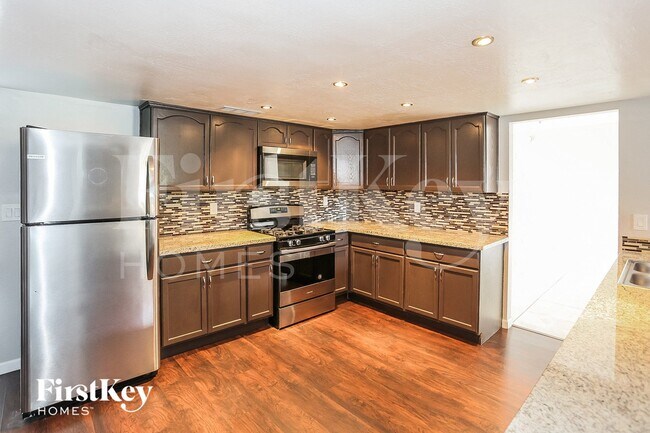 8427 N 47th Dr, Glendale, AZ 85302 - photo 5