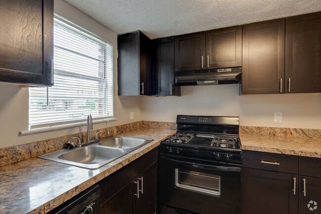 2BR, 1BA - 925SF - Kitchen