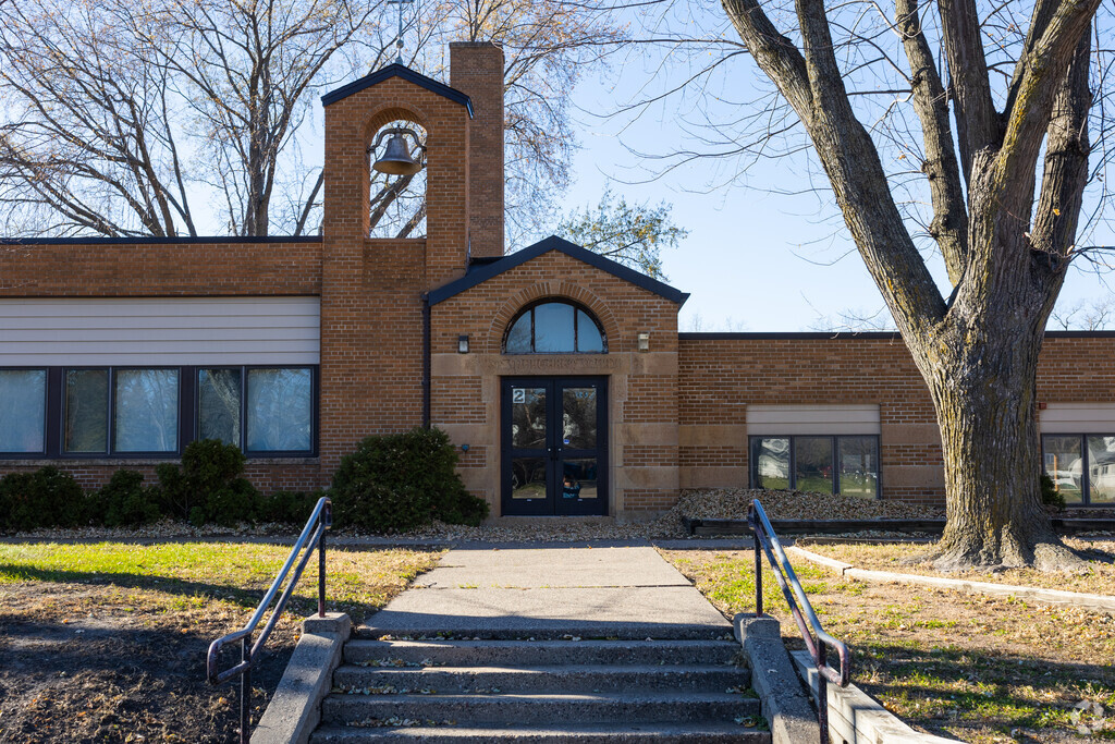 Loveworks Academy for Arts provides education in the neighborhood of 
Golden Valley.