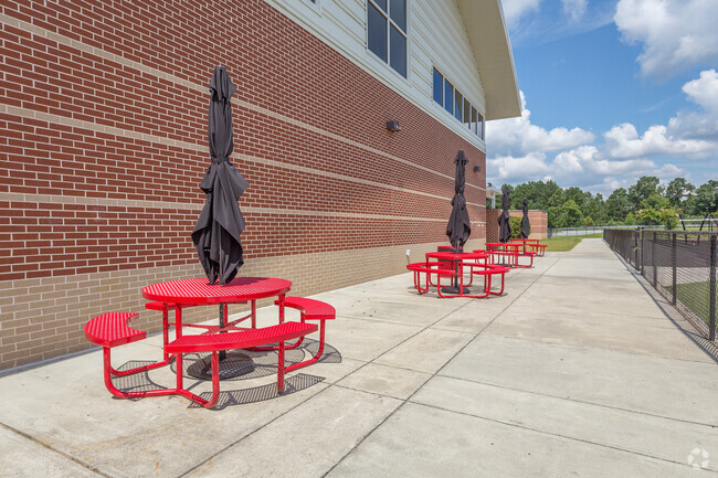Students at Loganville Elementary School can enjoy outdoor lunches on a nice day.