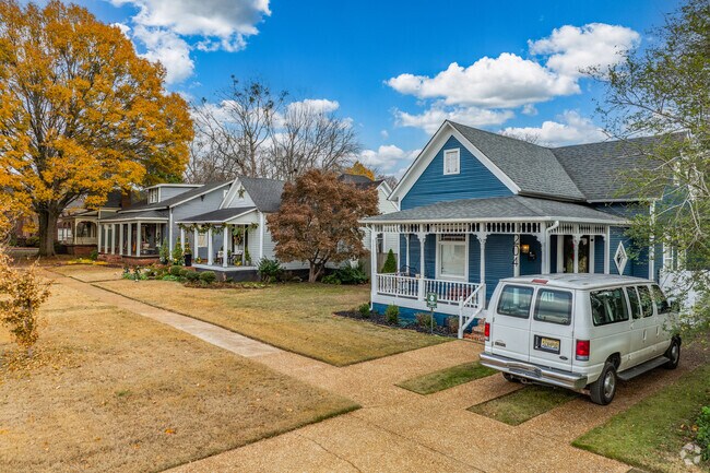 Bungalows and cottages can be found throughout Old Decatur.