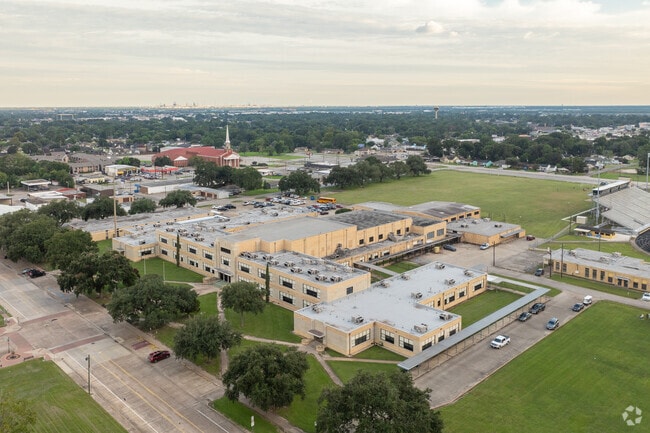 Central Middle School offers students a variety of amenities.