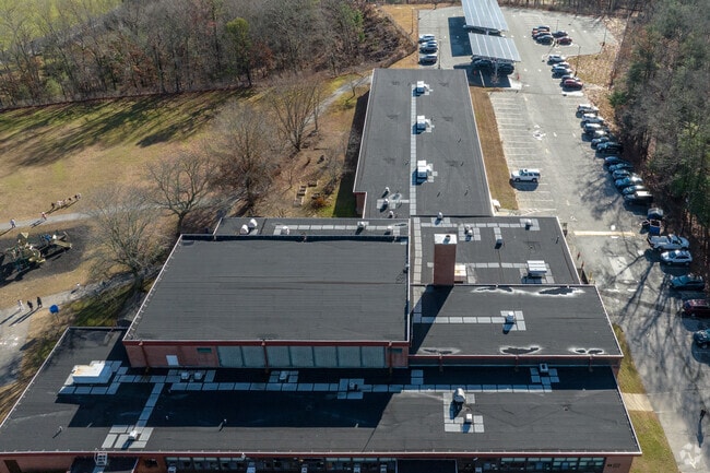 Killingly Central School serves Kindergarten and Grade 1.