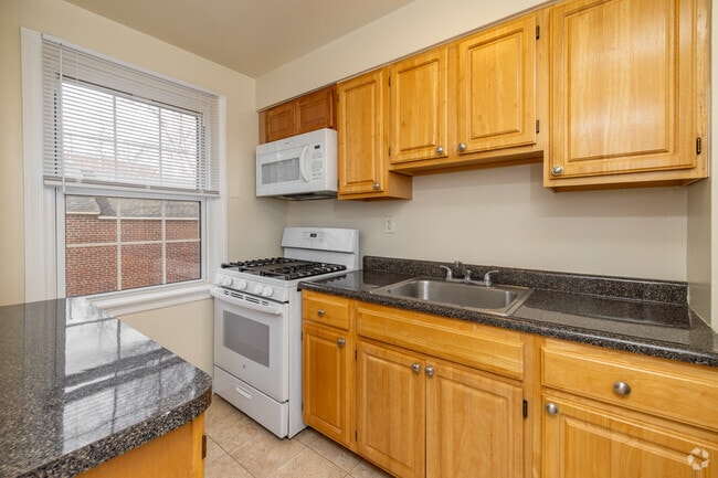 2BR, 1BA - 903SF - Kitchen