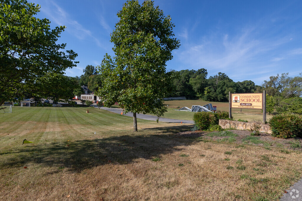 Community School is a private school in Roanoke and has a student to teacher ratio of 8:1.